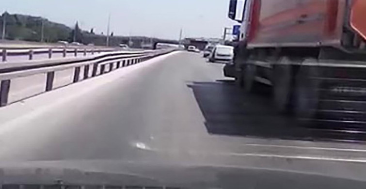 Kamyon, Otomobili Sürükledi: Kaza Anı Araç Kamerasında