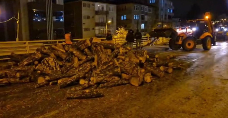 Kamyondan Dökülen Odunlar Trafiği Aksattı