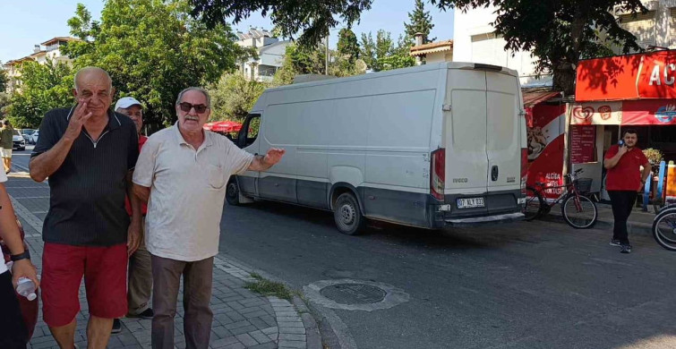 Kamyonet ve otomobil kavşakta çarpıştı, vatandaşlar önlem talep etti