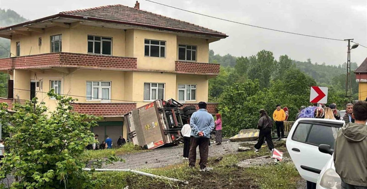 Kamyonet Virajda Devrildi, Sürücü Yaralandı
