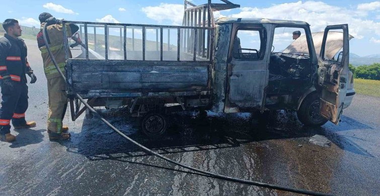 Kamyonet Yangını Adıyaman'da Kontrol Altına Alındı