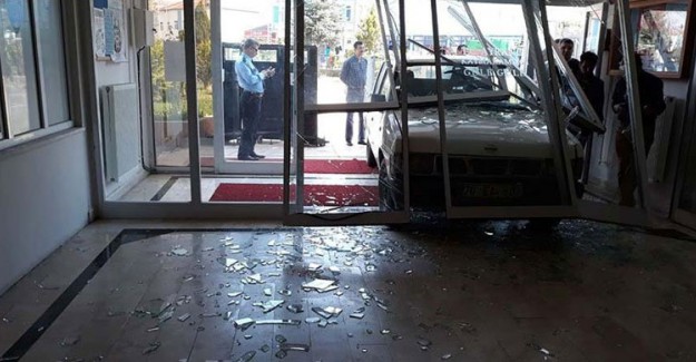 Karara Kızdı, Kaymakamlık Binasına Kamyonetle Daldı