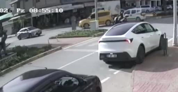 Kamyonun İnşaat Demirleri Otomobile Saplandı: Şans Eseri Yaralılar Hafif!