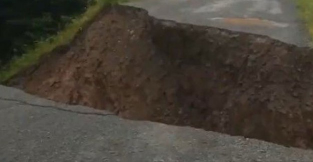 Kanada'da Yağış Sebebiyle Otoyol Çöktü  