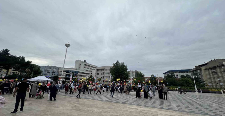 Kanseri yenen 8 yaşındaki Nuh için yüzlerce balon gökyüzüne bırakıldı