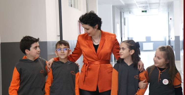 Kanseri Yenen Öğretmen Mehtap Çatal, Öğrencilerine Kavuştuktan Sonra Eğitimde Yeni Bir Sayfa Açtı