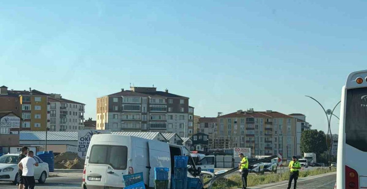 Kapaklı'da ekmek dağıtım aracı refüje çarparak alev aldı, 1 yaralı