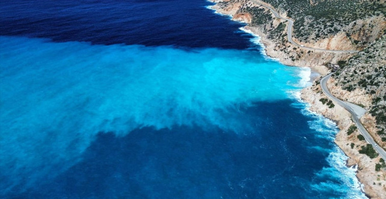 Kaputaş Plajı'nda Yağışın Ardından Farklı Mavi Tonları