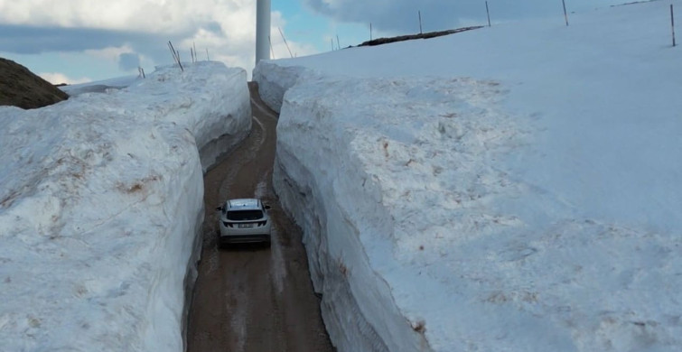 Kar Duvarları Arasında Kalan Yol Görüntüleri Hayran Bıraktı
