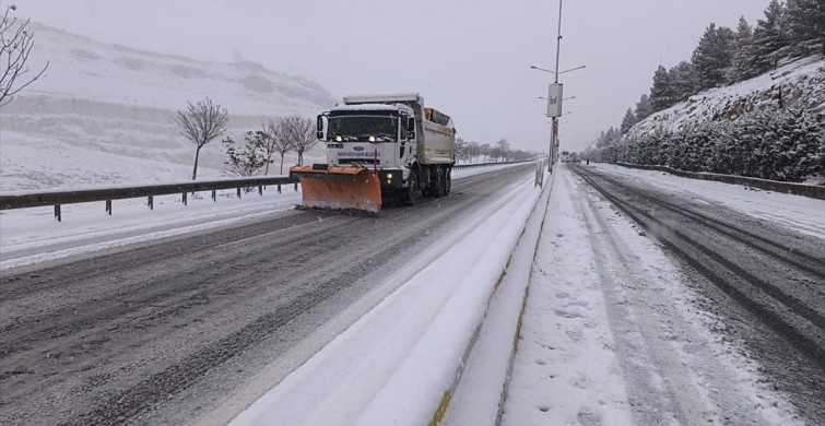 Kar Yağışı 770 Yerleşim Yerini Kapatırken Hava Ulaşımında Aksamalar Yaşanıyor
