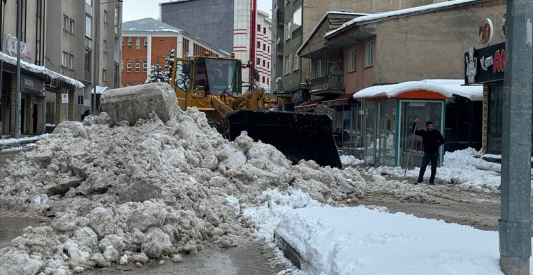 Kar Yağışı Orta ve Doğu Karadeniz'de Ulaşım Problemleri Yaratıyor
