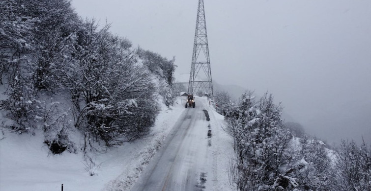 Kar Yağışı Ulaşımı Vurdu: 894 Köy Yolu Kapandı