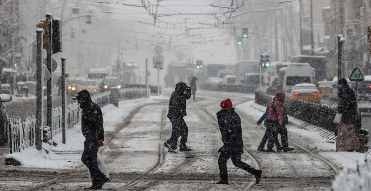 Kar yağışı yeniden başladı: Meteoroloji İstanbul için saat verdi