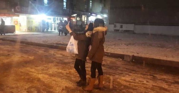 Kar Yağışını Gören Telefona Sarıldı