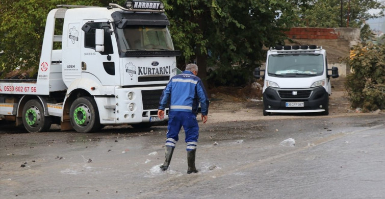 Karabağlar'da Su Borusu Patladı, Mahalleliler Tepkili