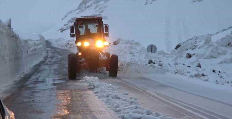 Karabet Geçidi'nde Yaz Ortasında Kar ve Sis Etkili
