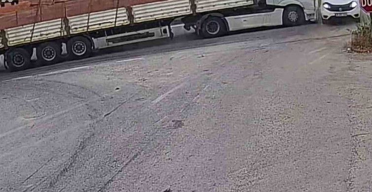 Karabük-Kastamonu yolunda kaza: Tır, kayarak yola çıkan kamyonete çarptı