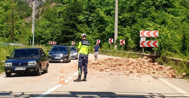 Karabük-Yenice kara yolunda tuğla döküntüsü ulaşımı etkiledi