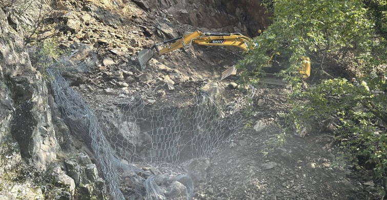 Karabük-Zonguldak Demir Yolu Hattında Heyelan: Ulaşım Durduruldu Karabük-Zonguldak Demir Yolu Hattında Heyelan: Ulaşım Durduruldu