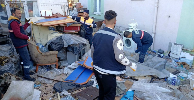 Karabük'te 10 Kamyon Çöp Çıkarılan Dairede Temizlik Çalışmaları Devam Ediyor