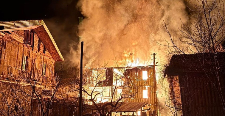 Karabük'te 2 Katlı Ahşap Ev Yangını