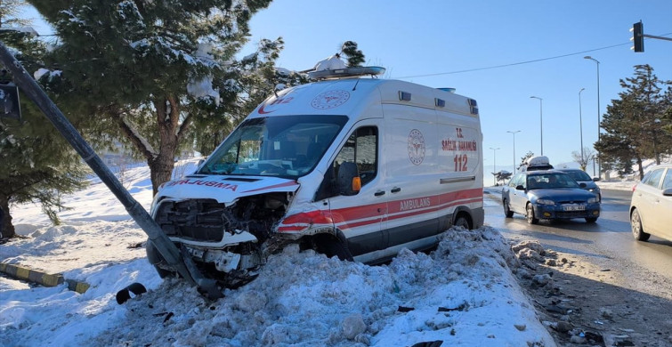 Karabük'te Ambulans Kazası: 2 Sağlık Çalışanı Yaralandı