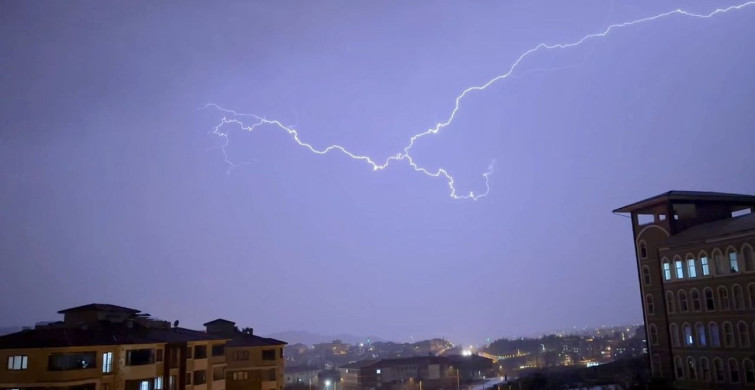 Karabük'te Görsel Şölen: Şimşekler ve Sağanak Yağmur