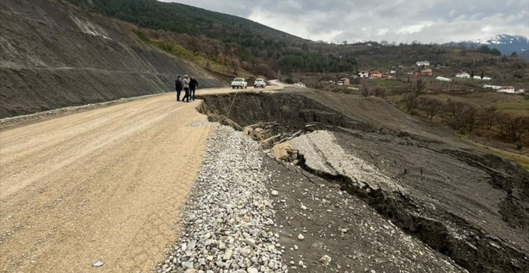 Karabük'te Heyelan Nedeniyle Köy Yolu Kapandı