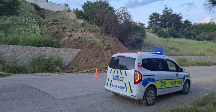 Karabük'te Heyelan Tehlikesi: Toprak Kütlesi Yola İndi