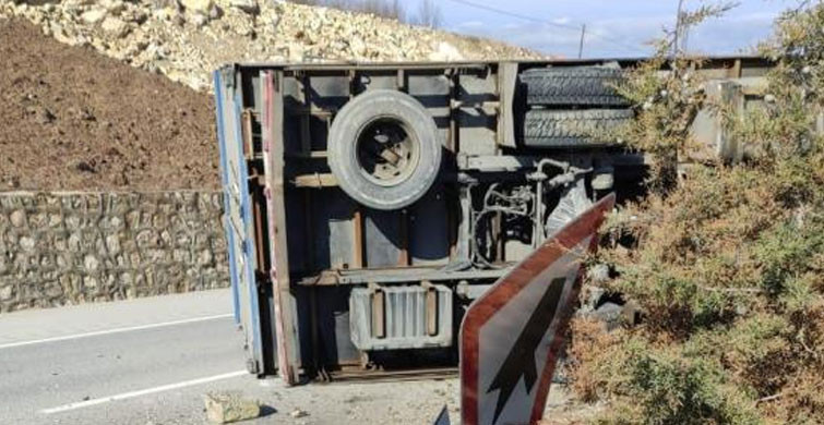 Karabük’te Kontrolden Çıkan Kamyon Yolda Devrildi