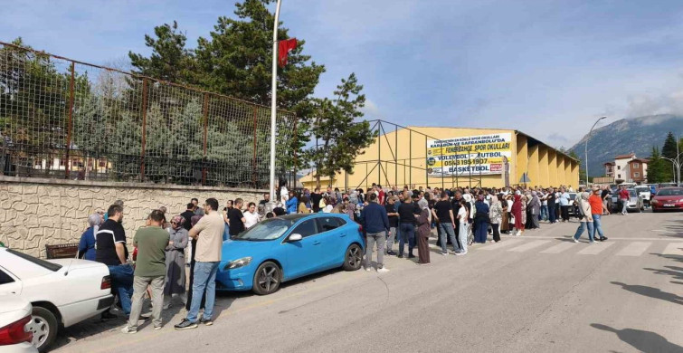 Karabük’te lgs heyecanı: Öğrenciler sınavda, veliler kapıda