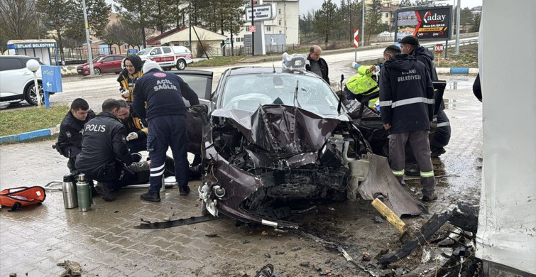 Karabük'te LPG İstasyonuna Çarpan Araçta 5 Yaralı