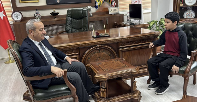 Karabük'te Öğrenciden Örnek Davranış: Kar Yağışı Altında Saygı Duruşu