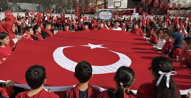 Karabük'te Öğrencilerden Bayrağa Saygı Yürüyüşü