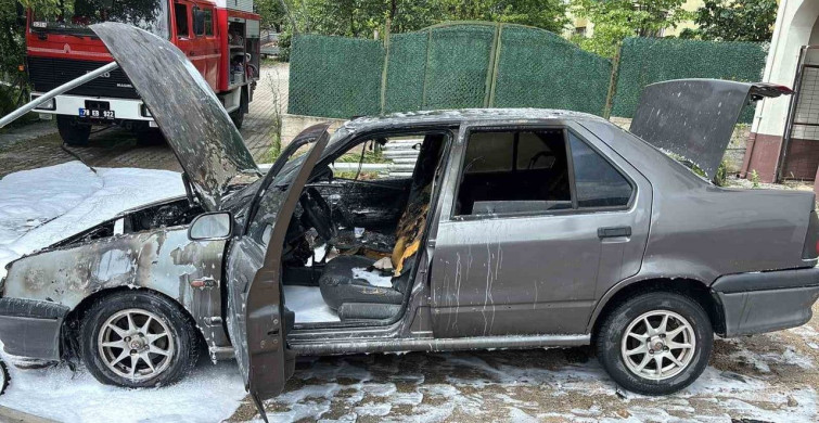 Karabük'te Park Halindeki Otomobilde Yangın Çıktı