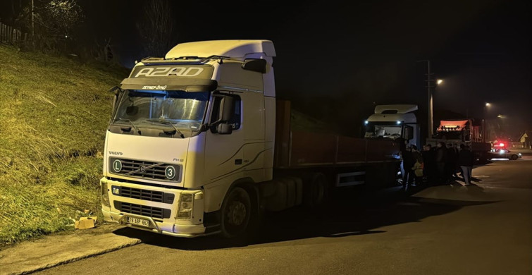 Karabük'te Park Halindeki Tıra Çarpan Otomobilde İki Yaralı