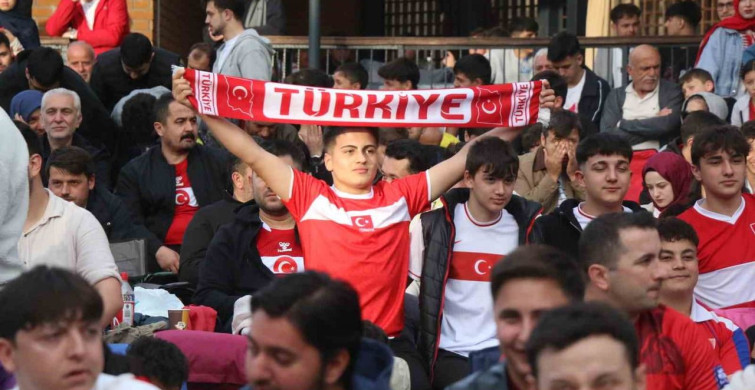 Karabük'te vatandaşlar milli maç heyecanını dev ekranda yaşadı