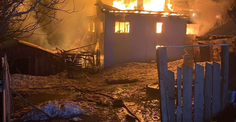 Karabük'te Yangın: İki Katlı Ev Kullanılamaz Hale Geldi