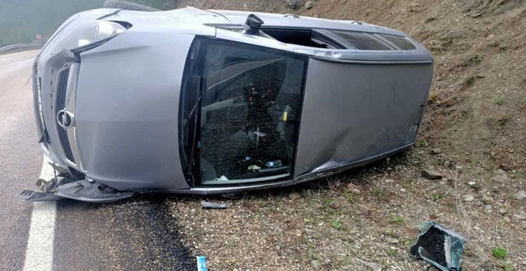 Karabük’te Yoldan Çıkan Otomobil Devrildi