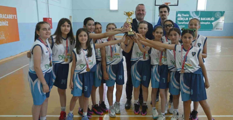Karacabey Belediyespor’da minik kız basketbol takımları kupa sevinci yaşadı