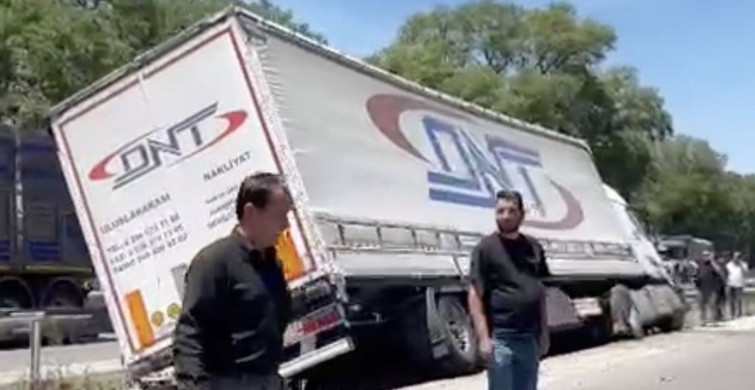 Karacabey'de ön lastiği patlayan tır refüje girdi