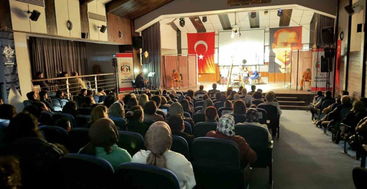 Karacasu’da 'Hepimiz Mahkumuz' Tiyatro Oyunu Büyüledi