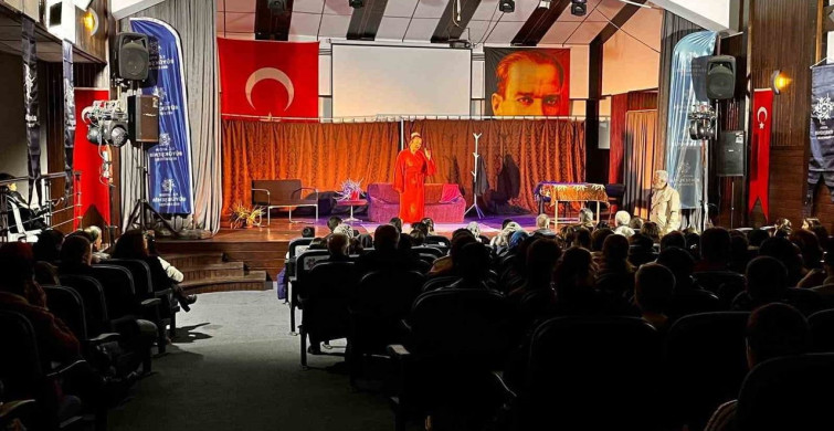 Karacasu'da 'İyi Delirdik' Tiyatro Oyunu Büyük İlgi Gördü