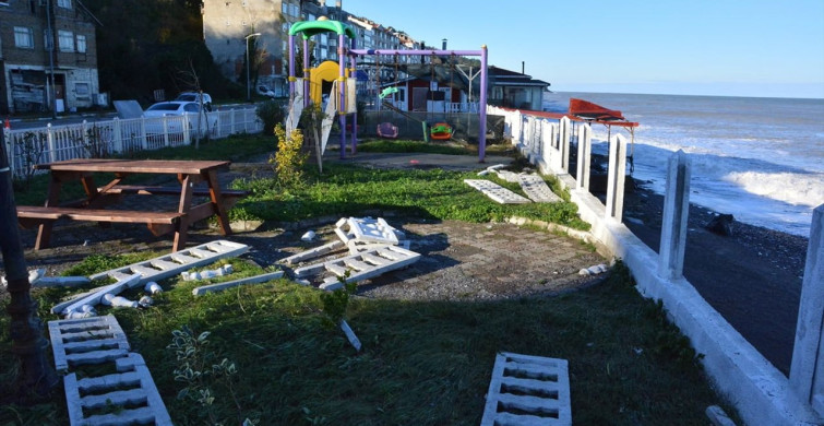 Karadeniz'de Fırtına Sonrası Dev Dalgalar İnebolu'yu Vurdu