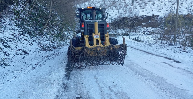 Karadeniz'de Karla Mücadele: 265 Yerleşim Yeri Ulaşıma Kapandı