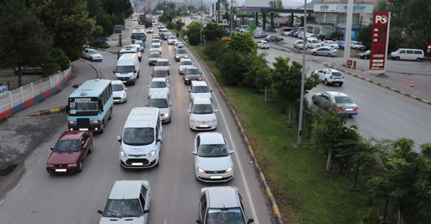 Karadeniz'den Dönen Tatilciler Sebebiyle Karabük'te Trafik Yoğunluğu Oluştu 
