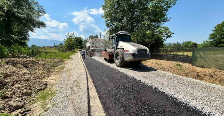 Karadere Hasanağa Köyü’nde sathi kaplama çalışmaları sürüyor