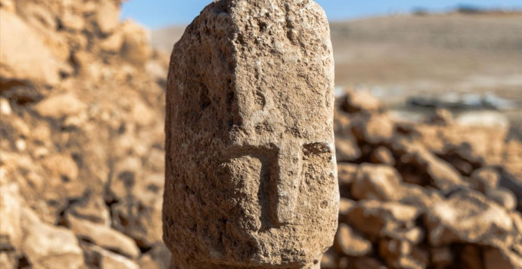 Karahantepe'de Neolitik Döneme Ait İnsan Yüzlü Dikilitaş Keşfi