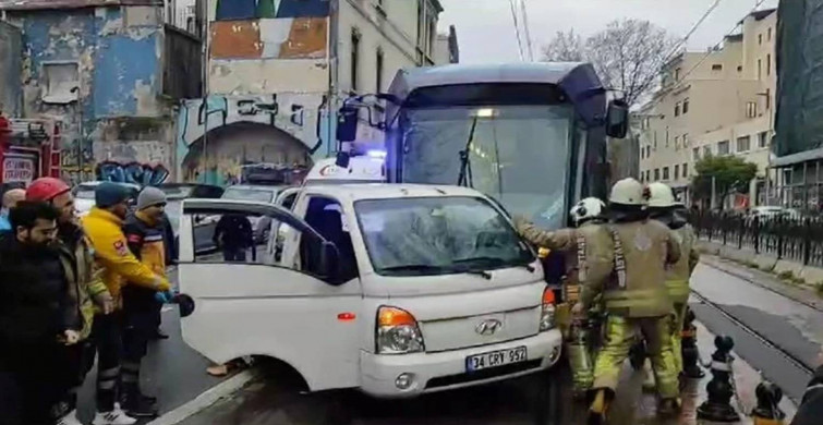 Karaköy’de tramvay kamyonete çarptı: Hat ulaşıma kapandı