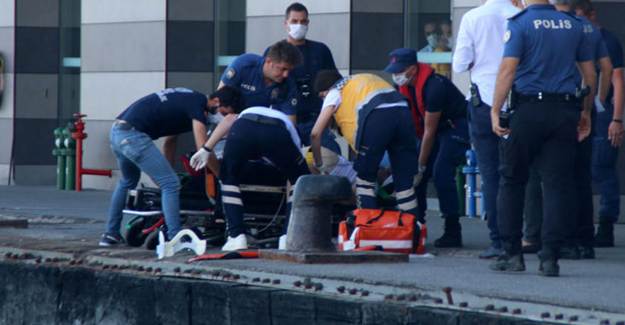 Karaköy'de Vapurdan Düşen Vatandaş Kalp Masajıyla Hayata Döndürüldü